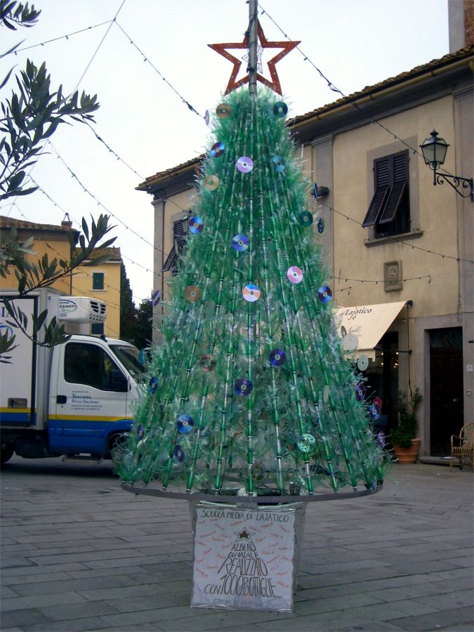 Albero Di Natale Con Bottiglie Di Plastica Tagliate.Lajatico Un Albero Di Natale Riciclato